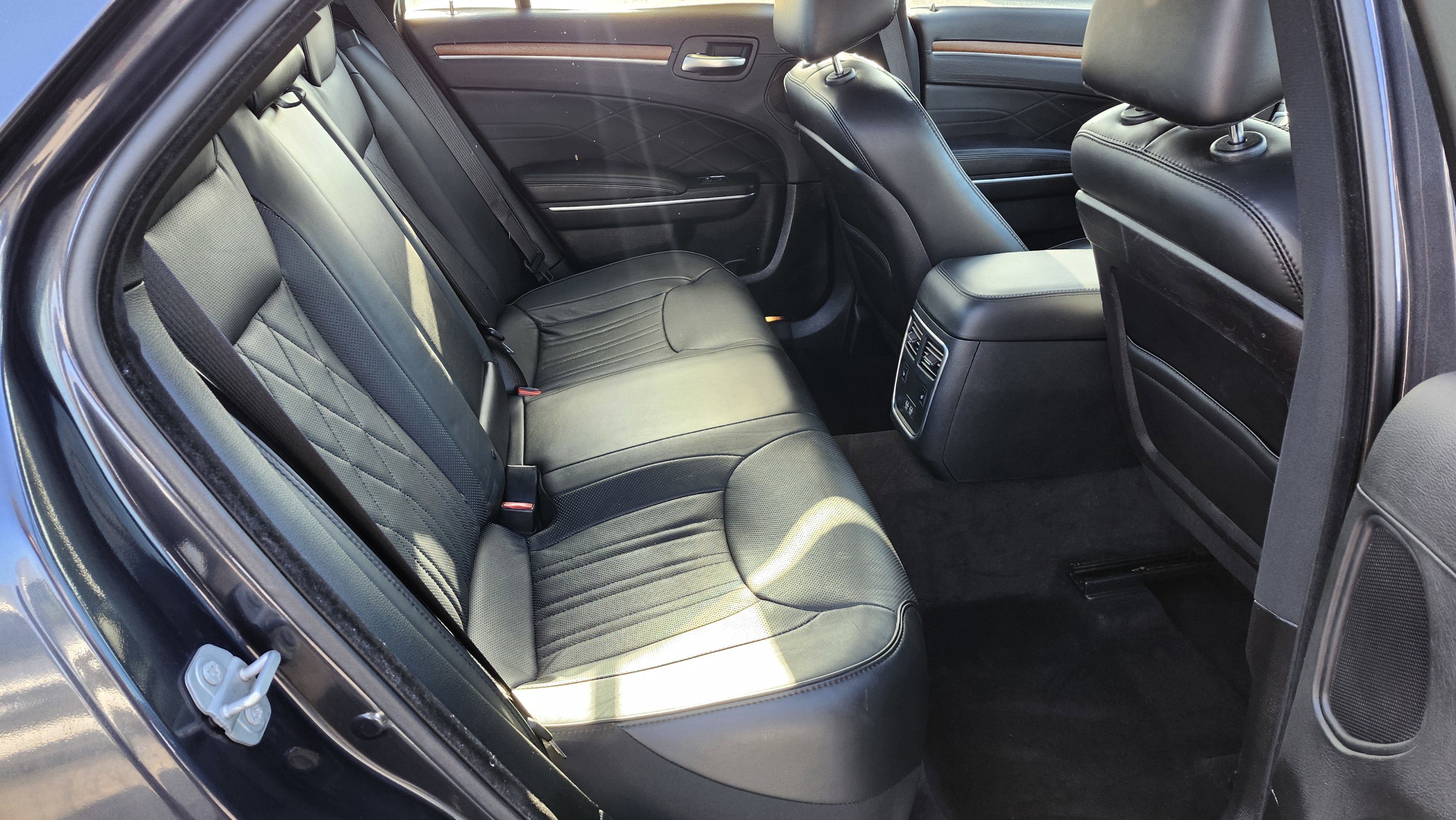 Used 2016 Chrysler 300 C Platinum image 14