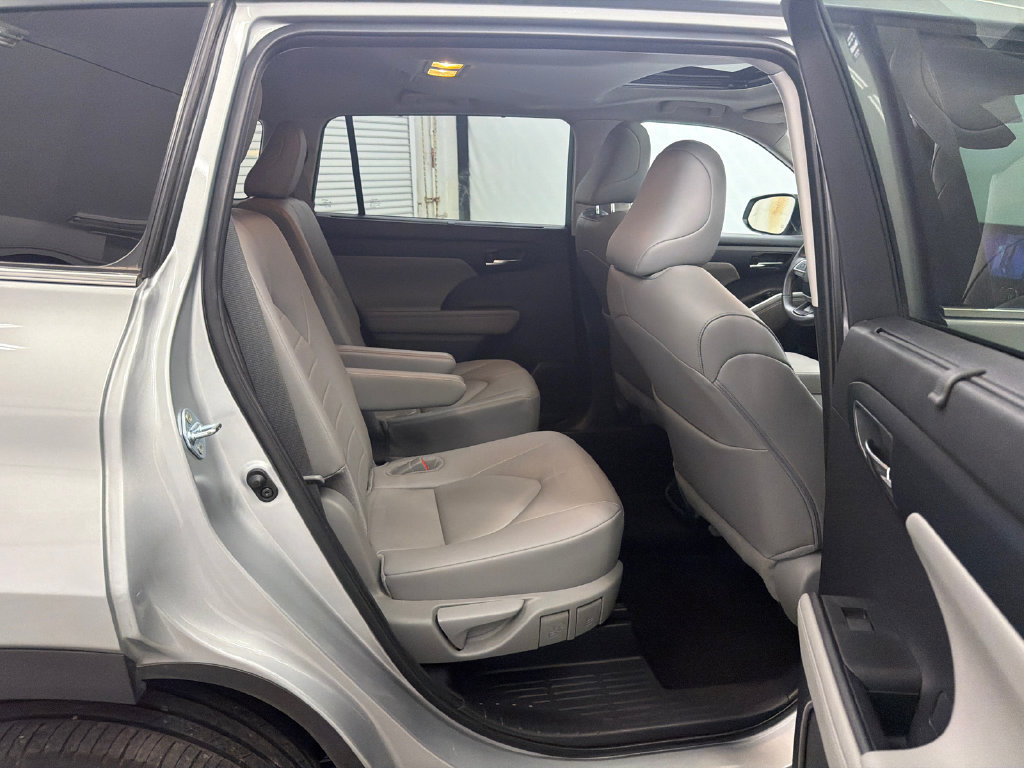 Used 2024 Toyota Highlander XLE FWD image 16