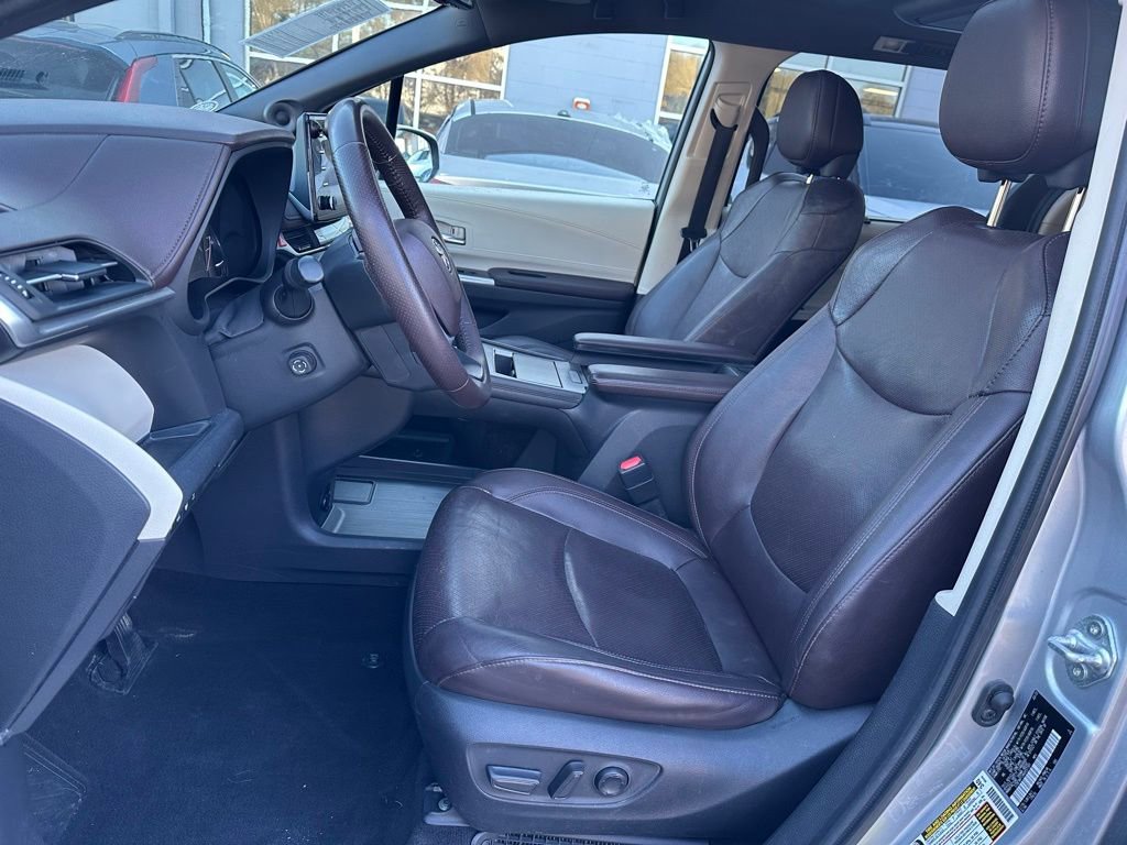 Used 2022 Toyota Sienna Platinum image 13