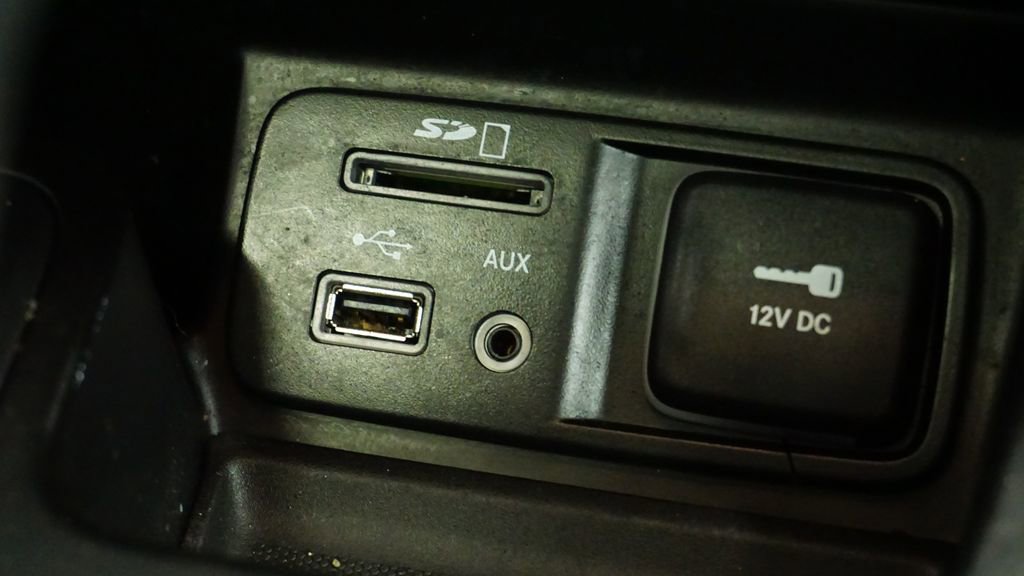 Used 2016 Jeep Cherokee Overland w/ Technology Group image 29