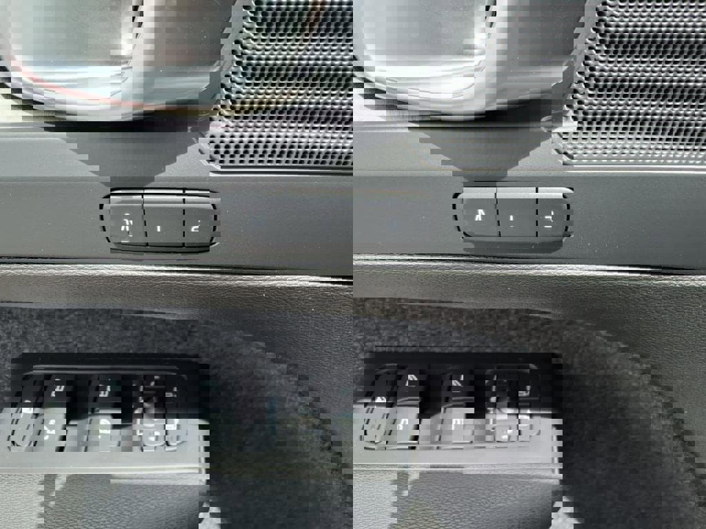 New 2025 Volvo XC40 B5 Core w/ Protection Package Premier image 16