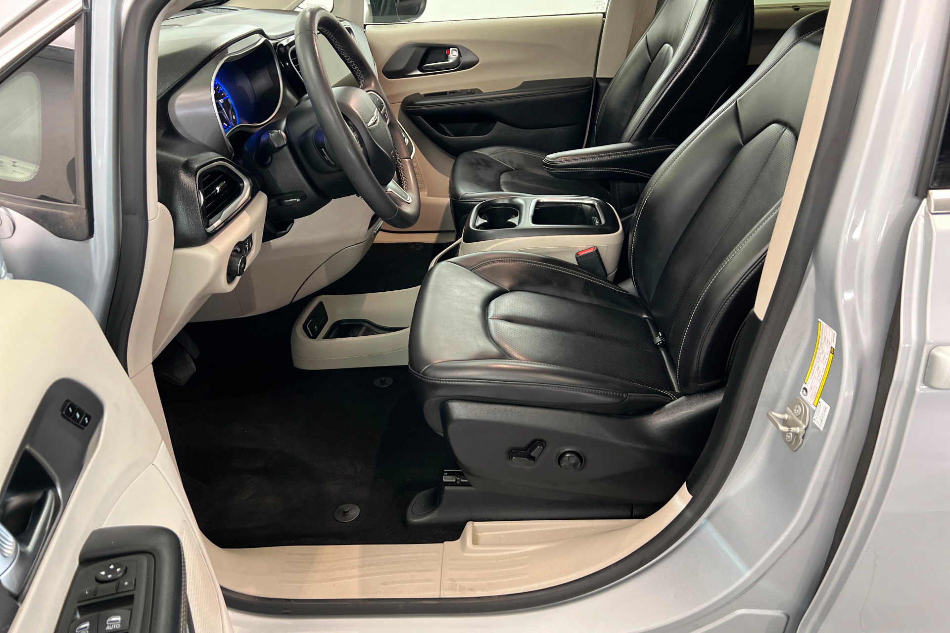 Used 2023 Chrysler Pacifica Touring-L FWD image 17