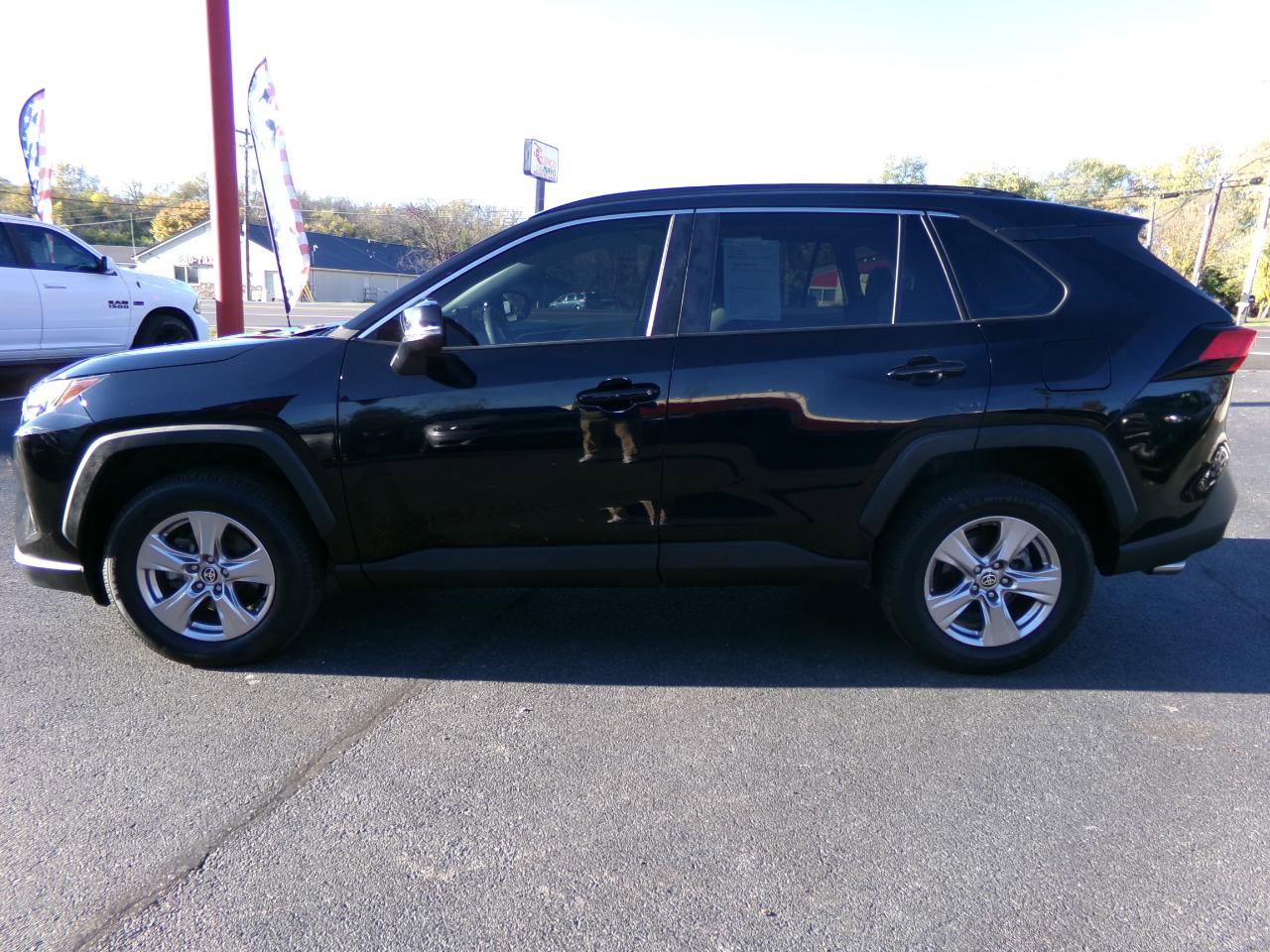 Used 2022 Toyota RAV4 XLE FWD image 6
