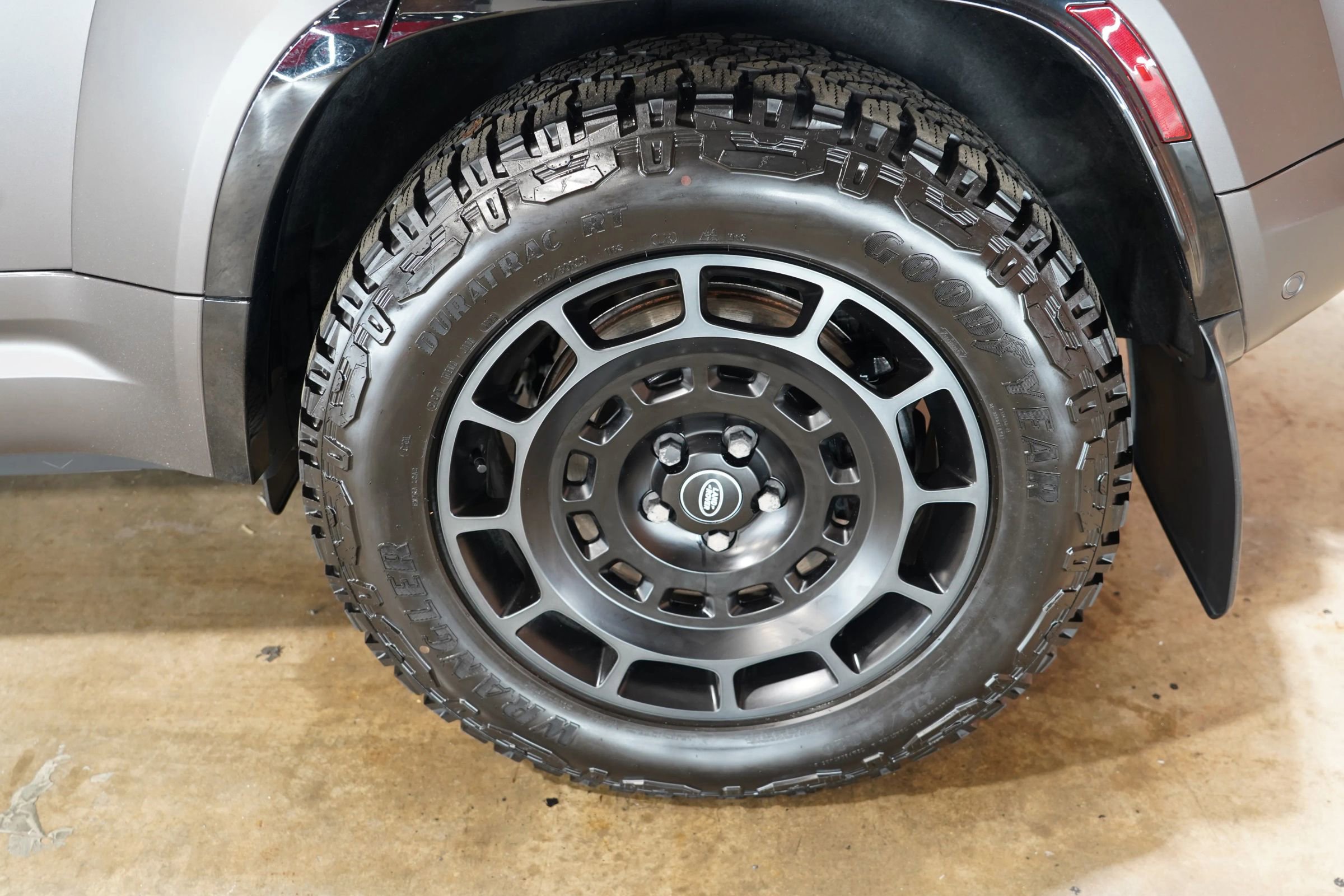 Used 2025 Land Rover Defender 110 image 78