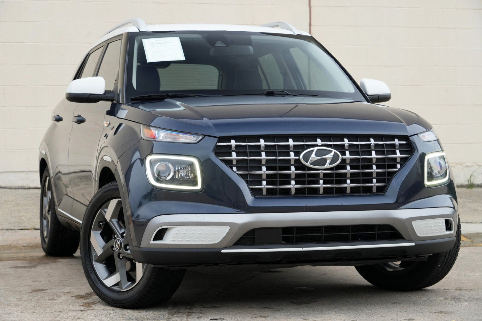 Used 2022 Hyundai Venue Limited FWD image 2