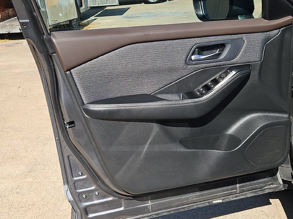 Used 2023 Nissan Rogue SV FWD image 14