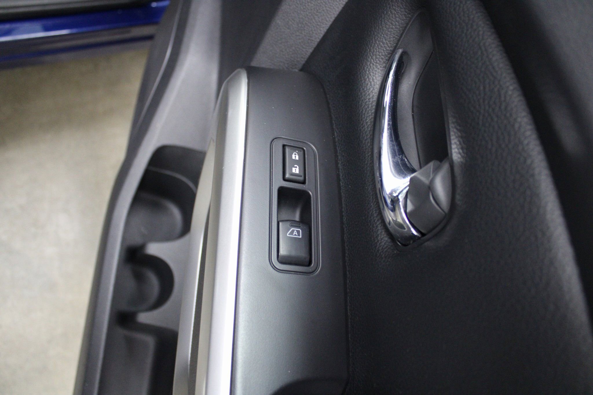 Used 2022 Nissan Titan SV image 26