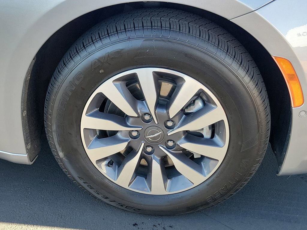 Used 2021 Chrysler Pacifica Touring-L FWD image 35