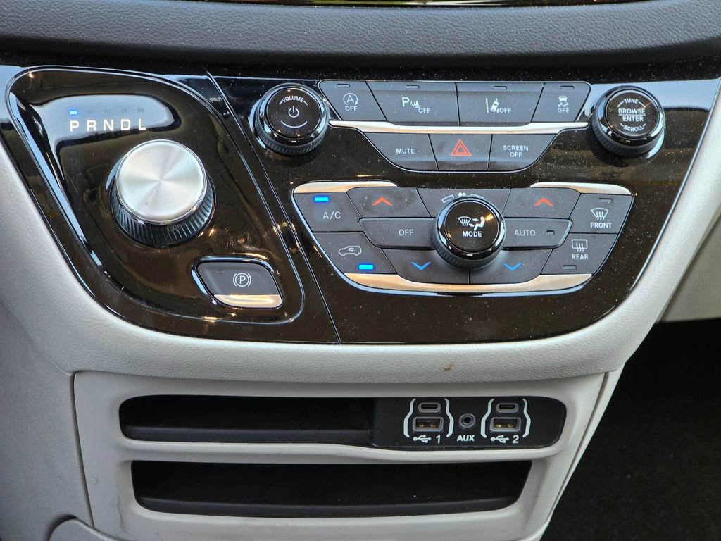Used 2023 Chrysler Pacifica Touring-L FWD image 21