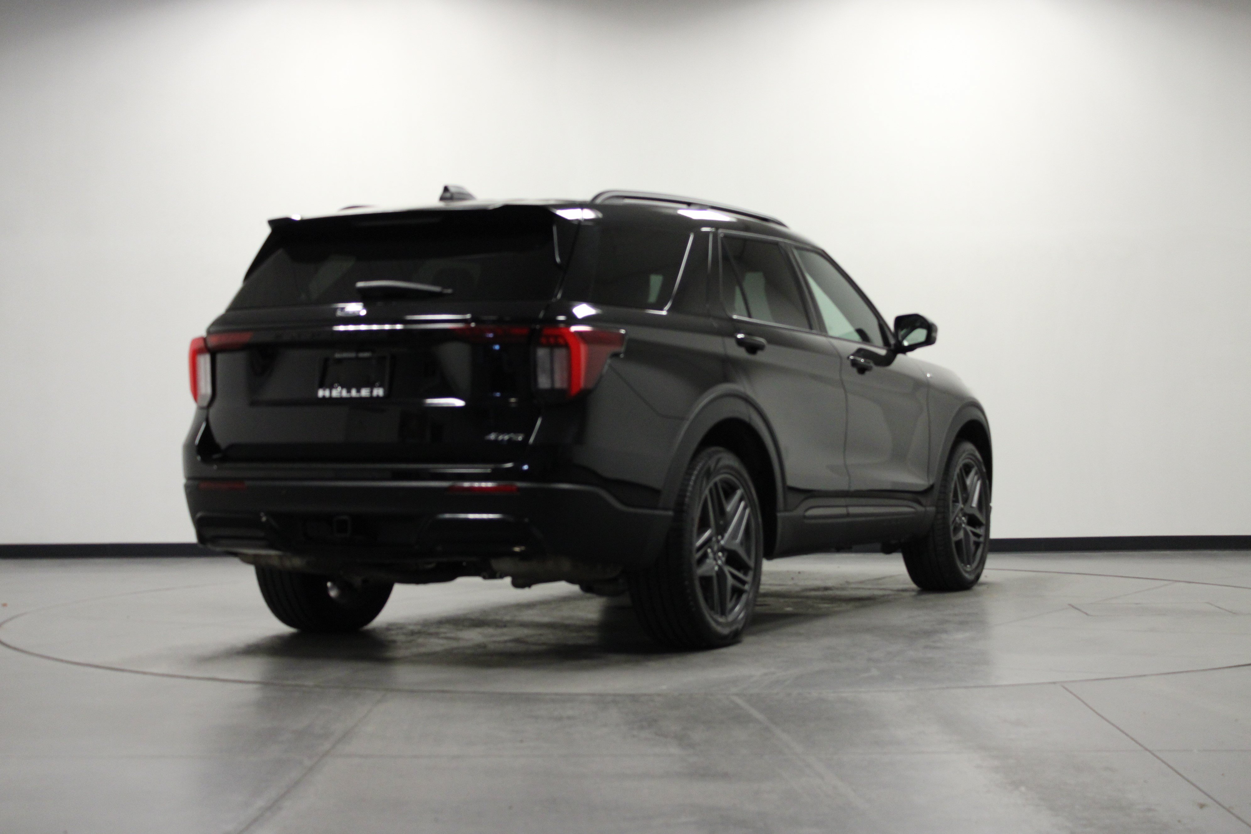 Used 2025 Ford Explorer ST-Line w/ ST-Line Street Pack AWD/4WD image 4