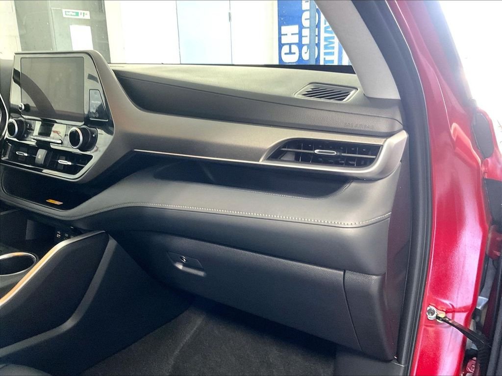 Used 2023 Toyota Highlander XLE AWD/4WD image 13