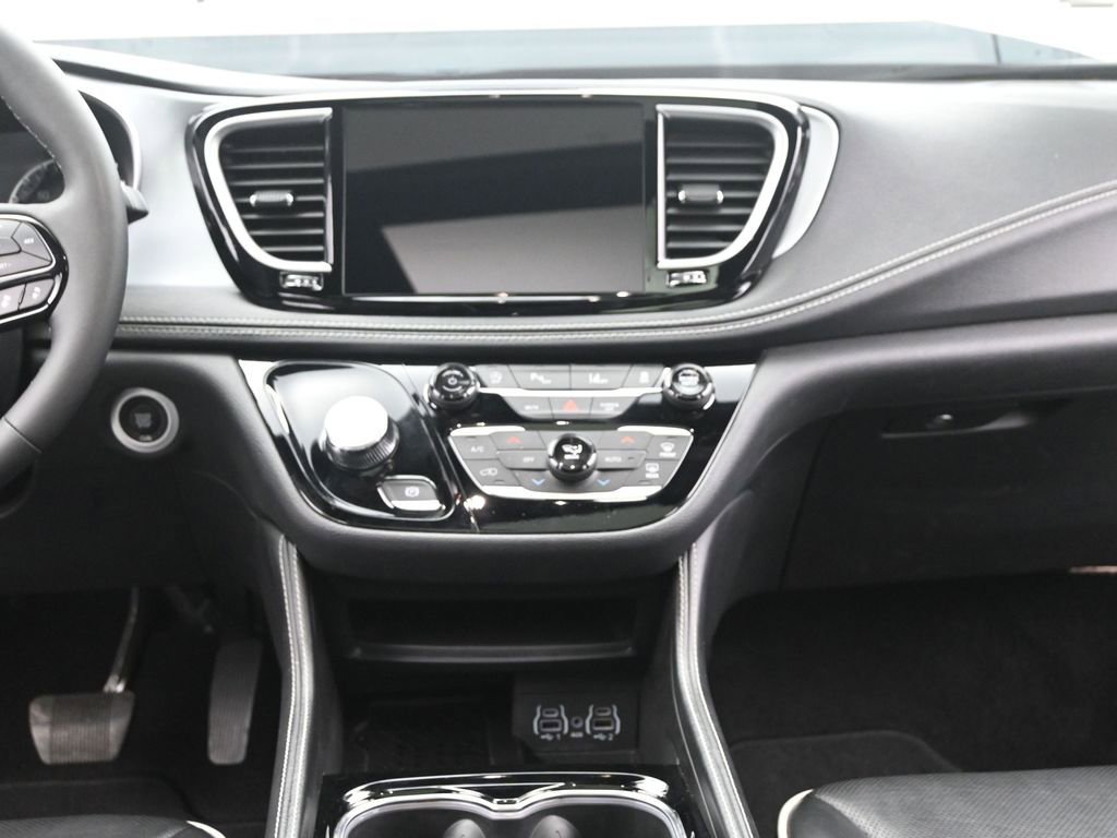 Used 2025 Chrysler Pacifica Limited image 23