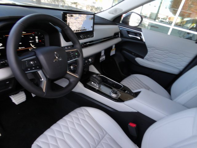 New 2025 Mitsubishi Outlander SEL image 13