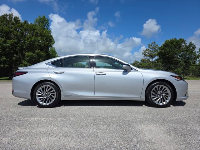 Used 2019 Lexus ES 300h Ultra Luxury w/ Accessory Package 2 FWD image 2