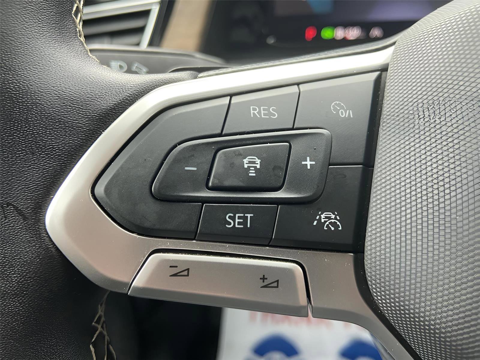 Used 2025 Volkswagen Atlas SE image 27