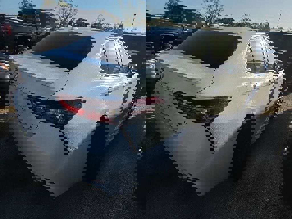 Used 2021 Toyota Camry SE image 2