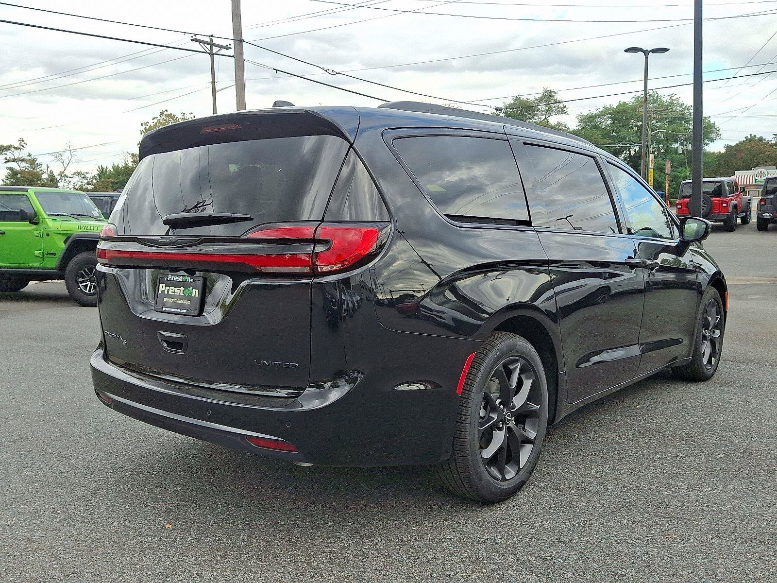New 2026 Chrysler Pacifica Limited w/ S Appearance Package image 3