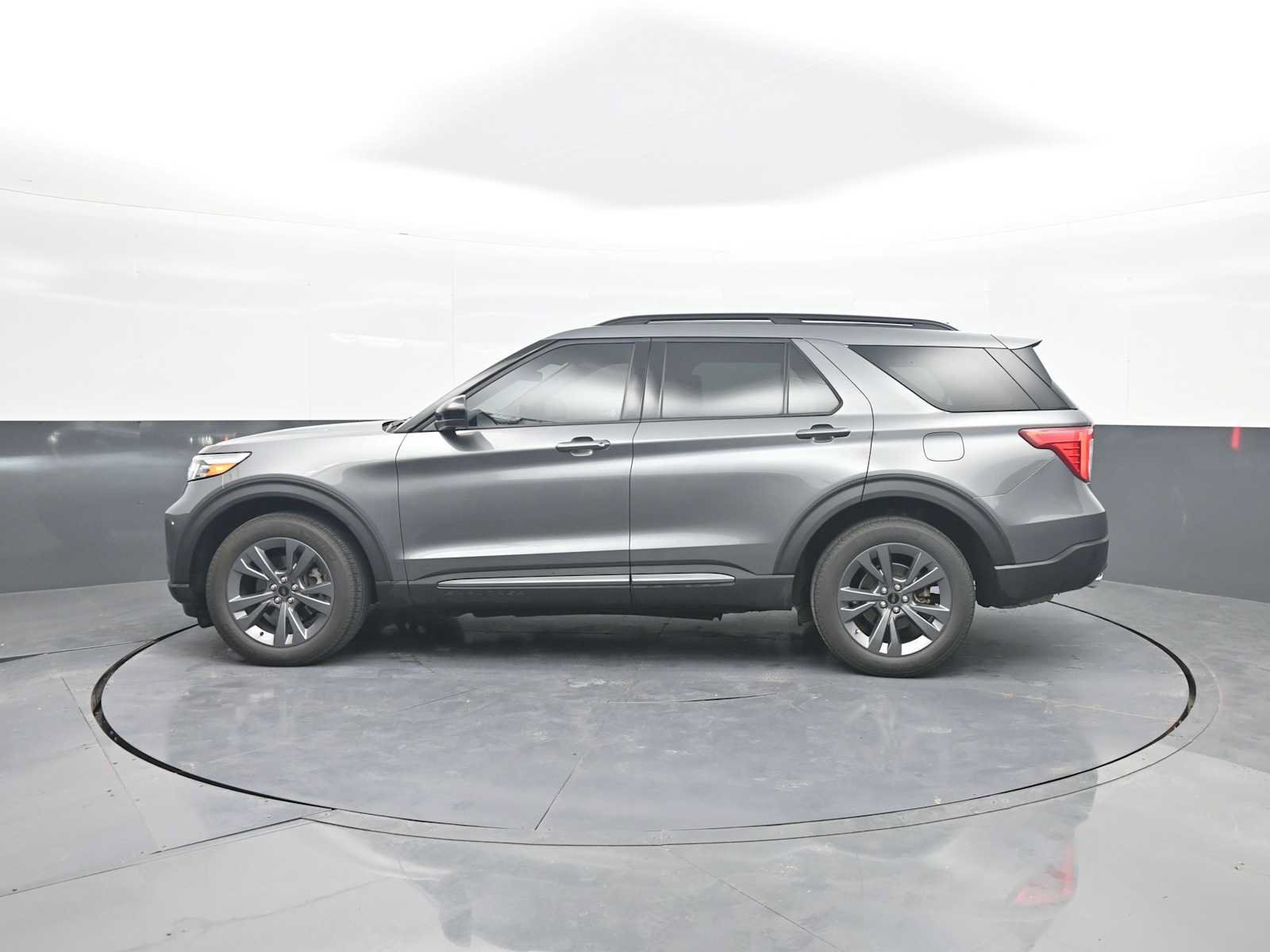 Used 2024 Ford Explorer XLT w/ Equipment Group 202A AWD/4WD image 5