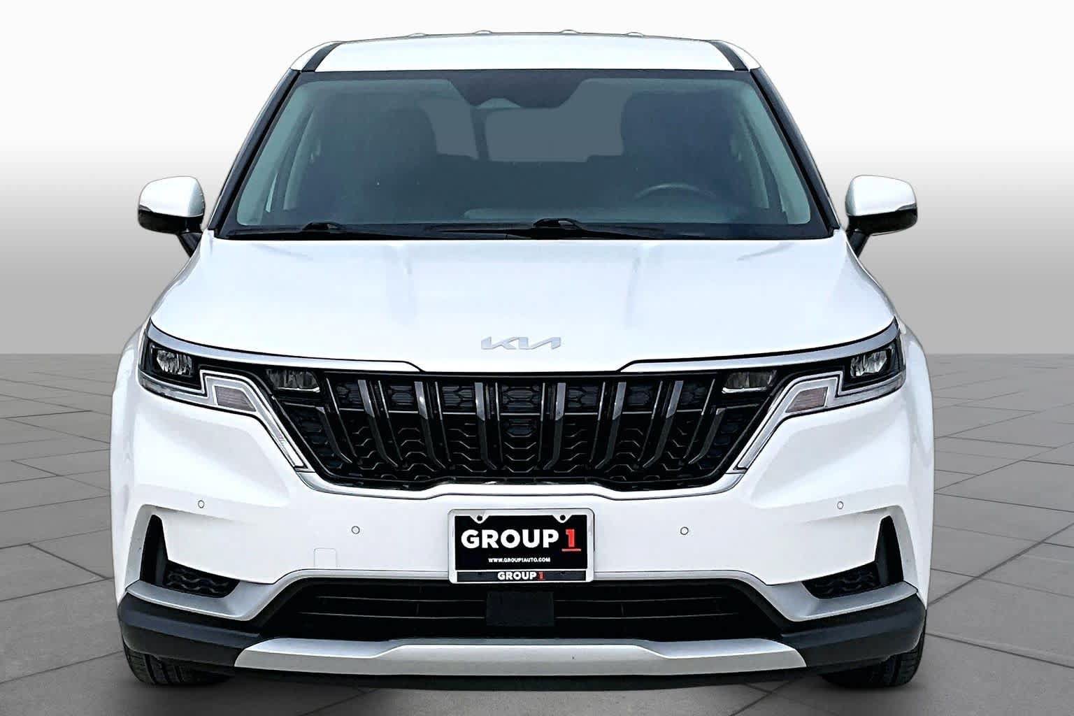Used 2023 Kia Carnival EX FWD image 4