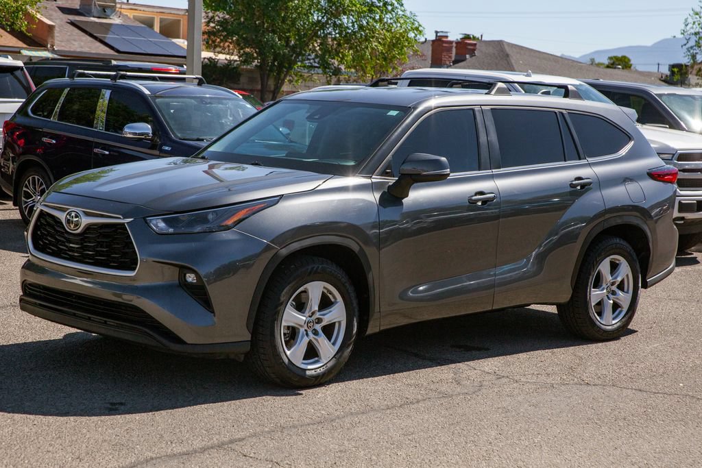 Used 2023 Toyota Highlander LE FWD image 9