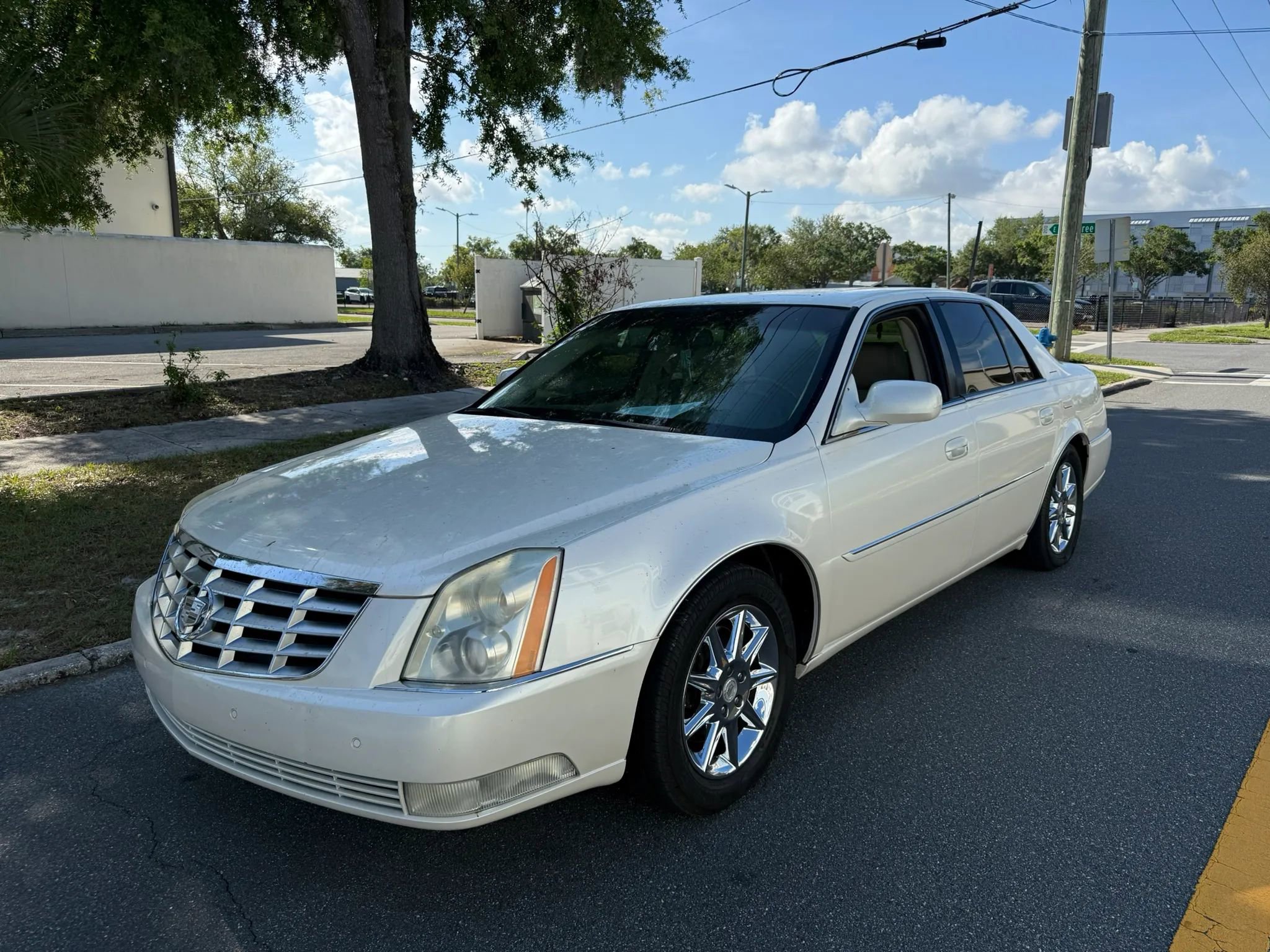 Used 2011 Cadillac DTS Luxury FWD image 2