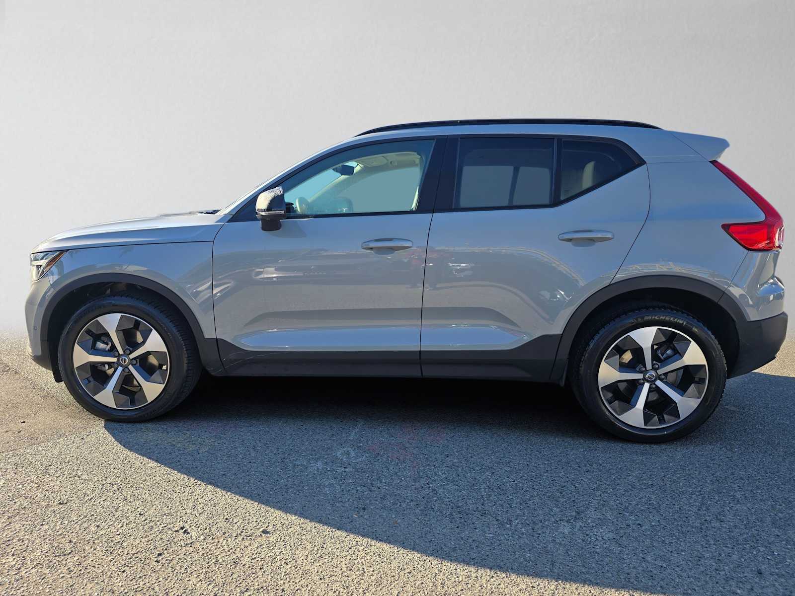 Certified 2026 Volvo XC40 B5 Plus AWD/4WD image 7