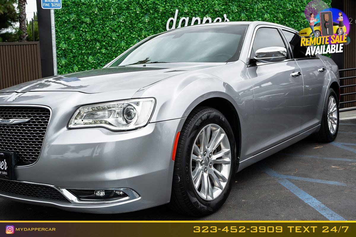 Used 2016 Chrysler 300 C RWD image 2