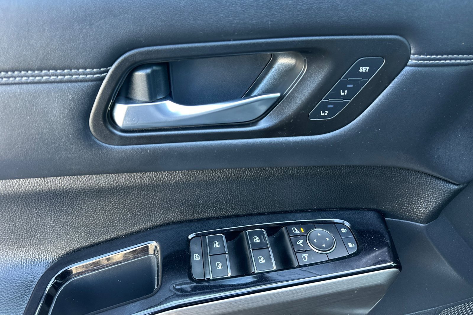 Used 2022 Nissan Pathfinder Platinum w/ Cargo Package image 10