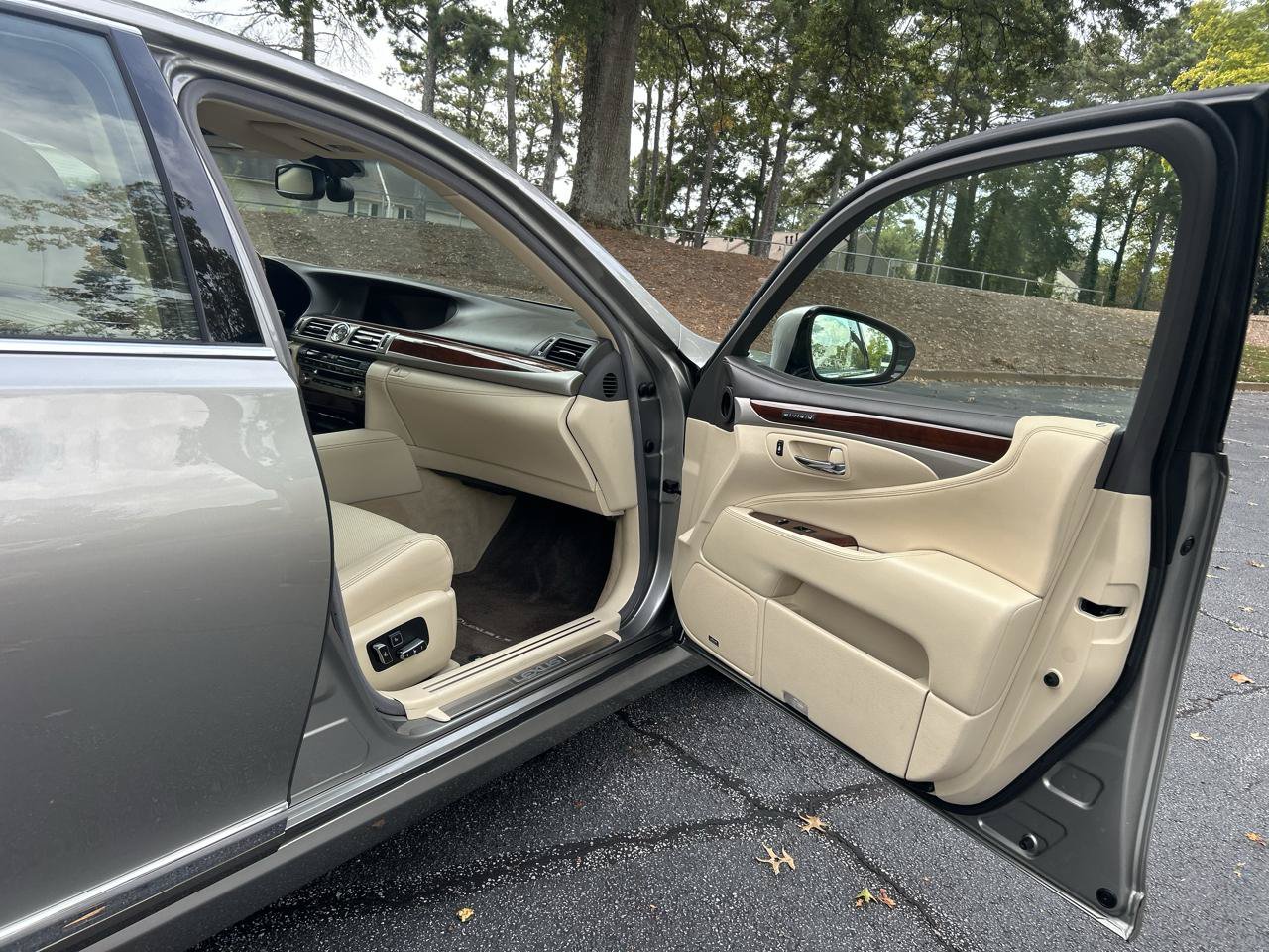 Used 2017 Lexus LS 460 w/ Comfort Package RWD image 21