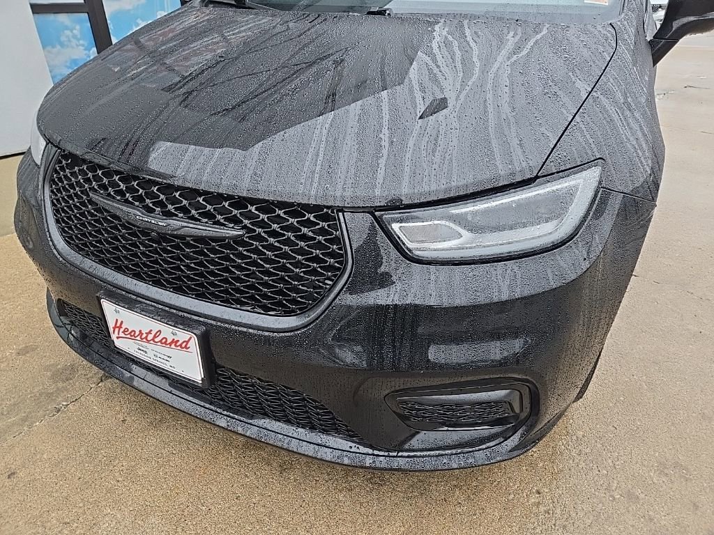 Used 2025 Chrysler Pacifica Limited image 16