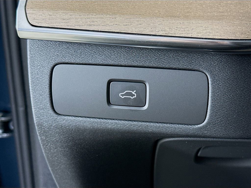 New 2026 Volvo XC90 B6 Core w/ Protection Package image 10