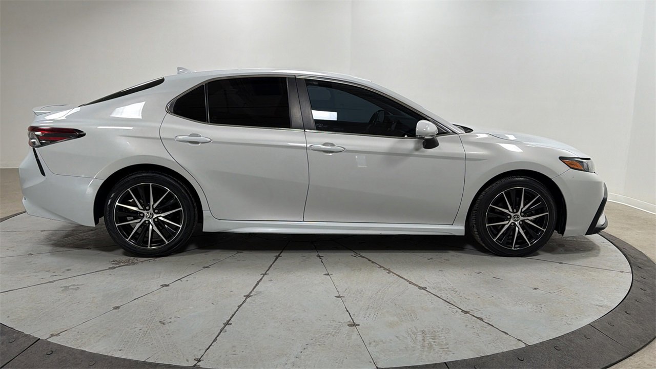 Certified 2022 Toyota Camry SE image 6