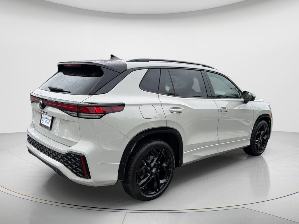 New 2026 Volkswagen Tiguan SE R-Line FWD image 5