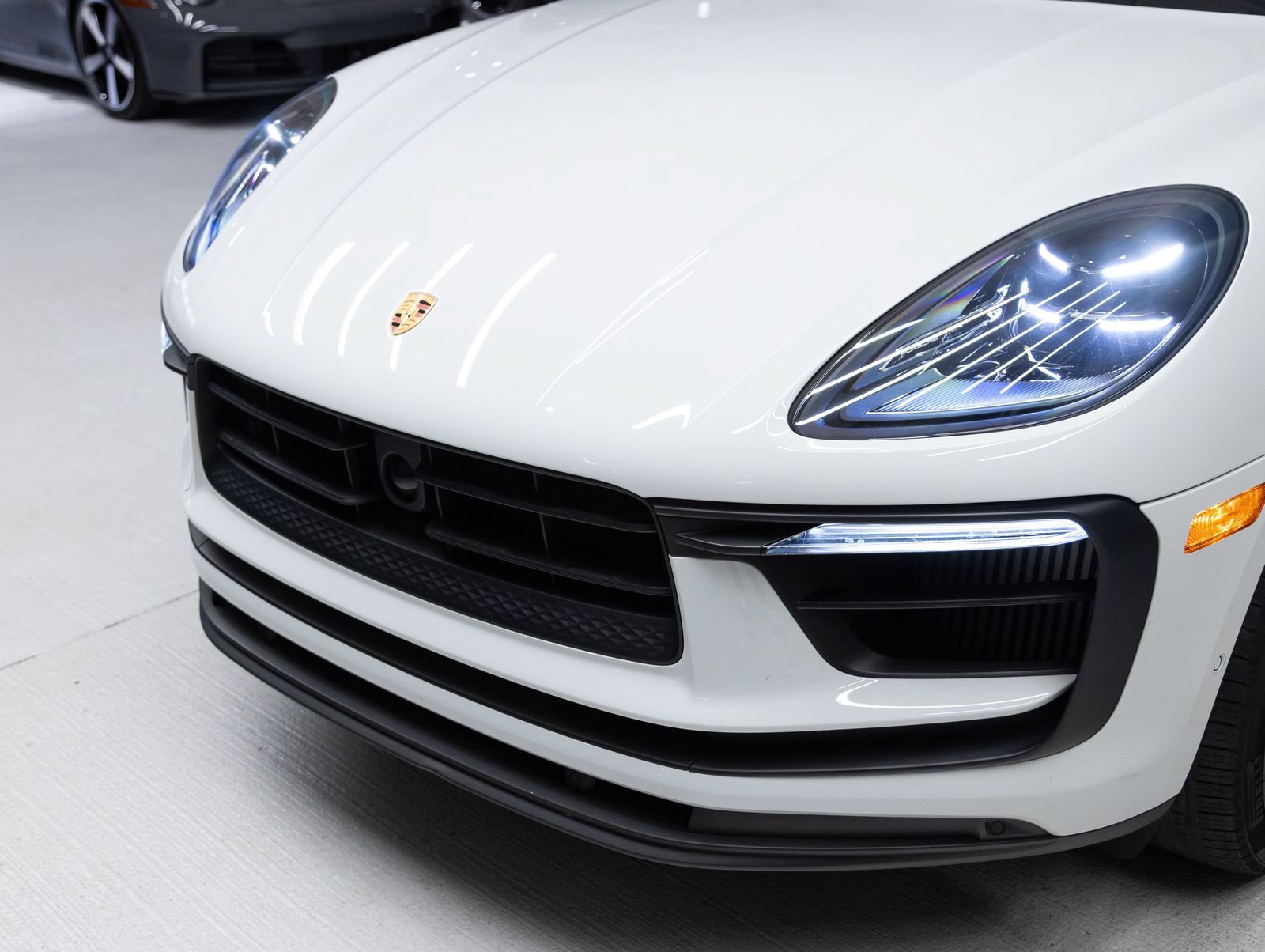 Certified 2023 Porsche Macan S AWD/4WD image 32