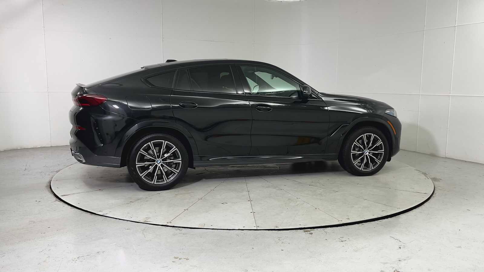Used 2025 BMW X6 xDrive40i w/ Climate Comfort Package image 9