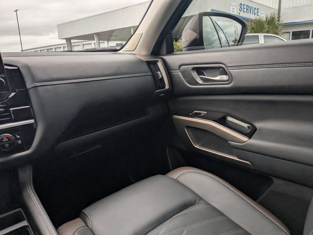 Used 2024 Nissan Pathfinder Platinum w/ Cargo Package image 17