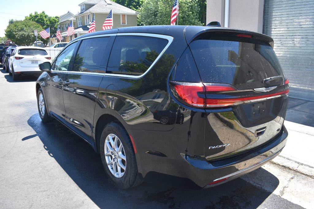 Used 2024 Chrysler Pacifica Touring-L FWD image 8