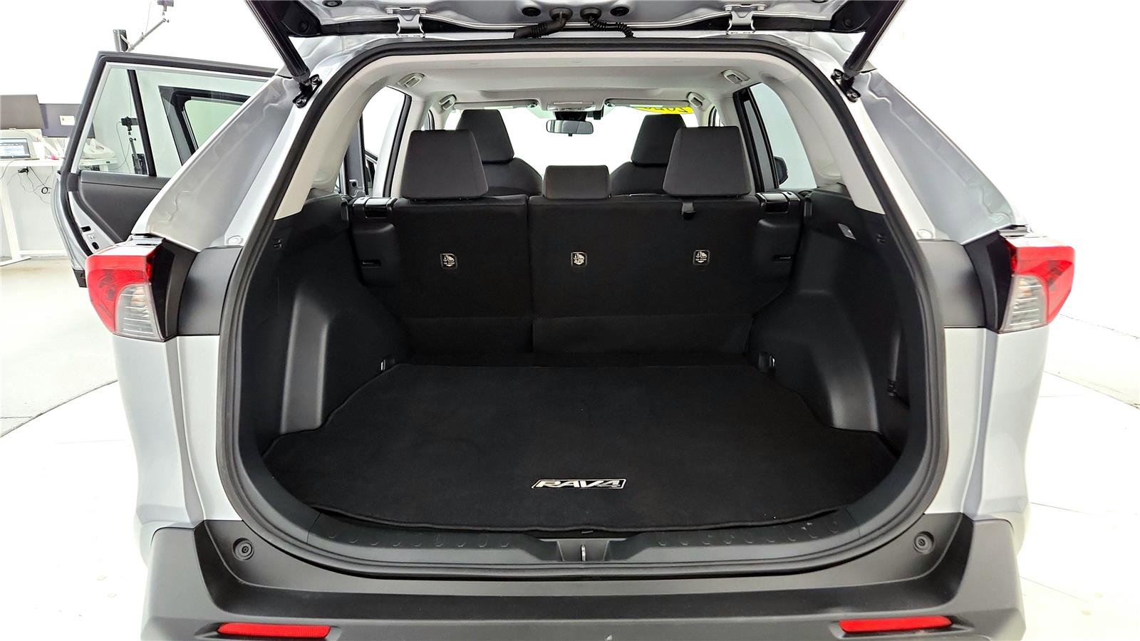 Used 2020 Toyota RAV4 XLE w/ Convenience Package image 19