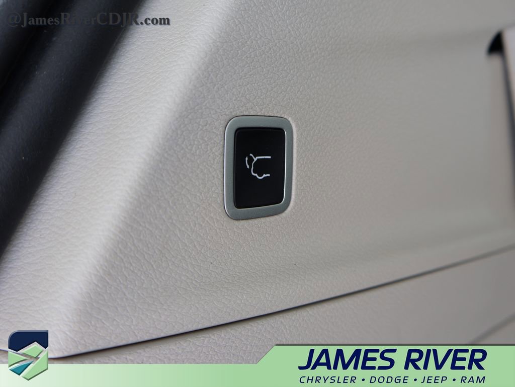 Used 2024 Chrysler Pacifica Touring-L image 16