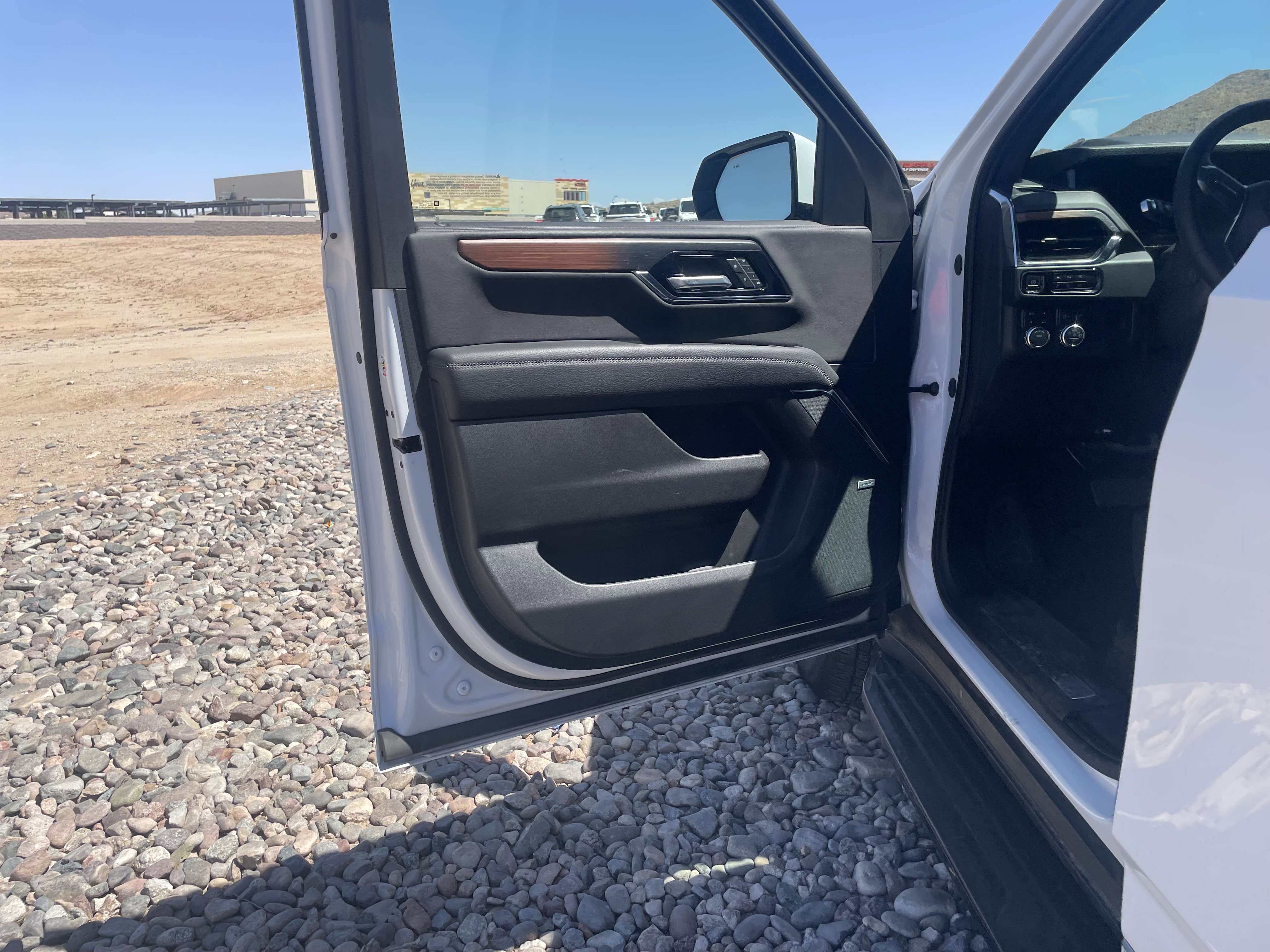 Used 2025 GMC Yukon XL Denali AWD/4WD image 12