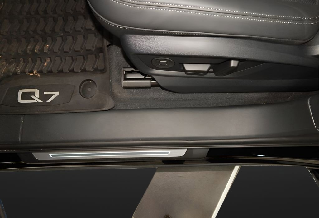 Used 2025 Audi Q7 3.0T Premium Plus image 14