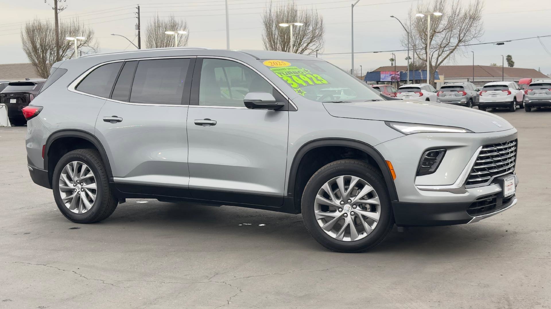 Used 2025 Buick Enclave Preferred image 3