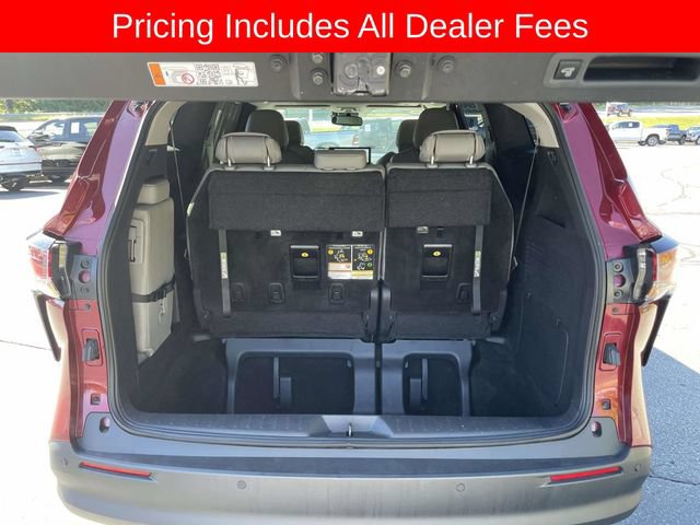 Used 2025 Toyota Sienna XLE FWD image 11