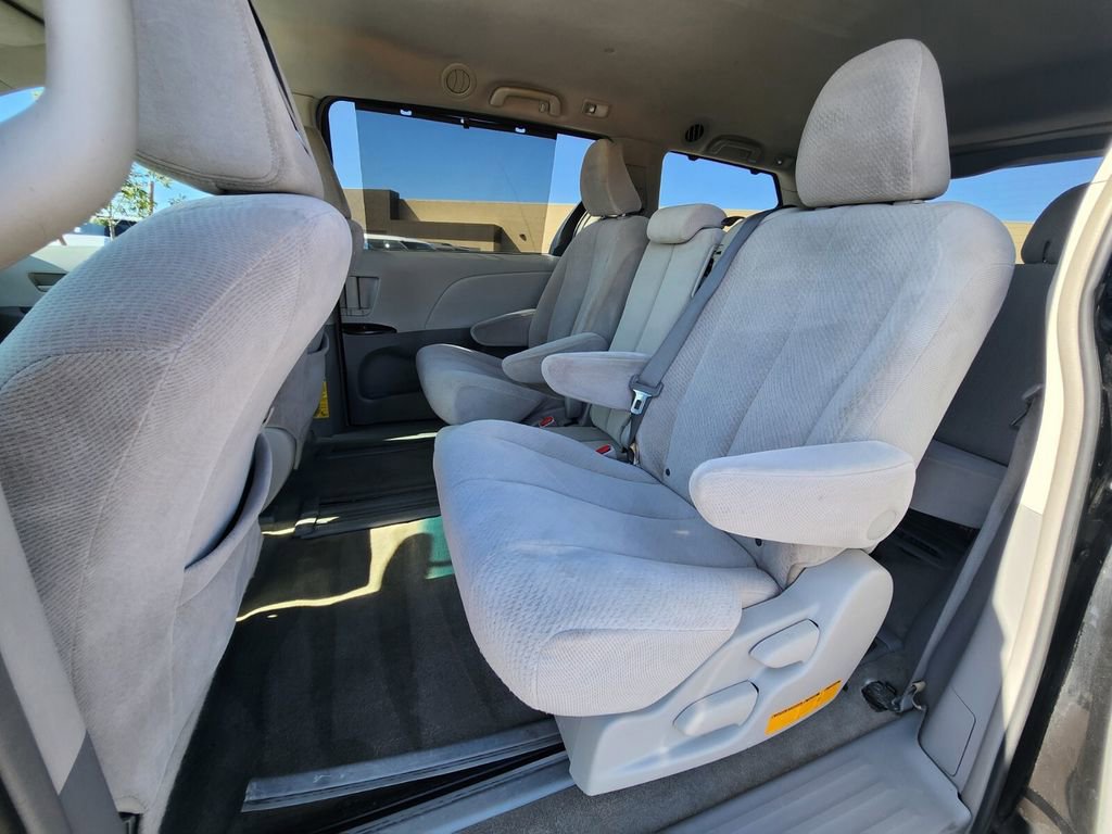 Used 2012 Toyota Sienna LE w/ Towing Pkg FWD image 11