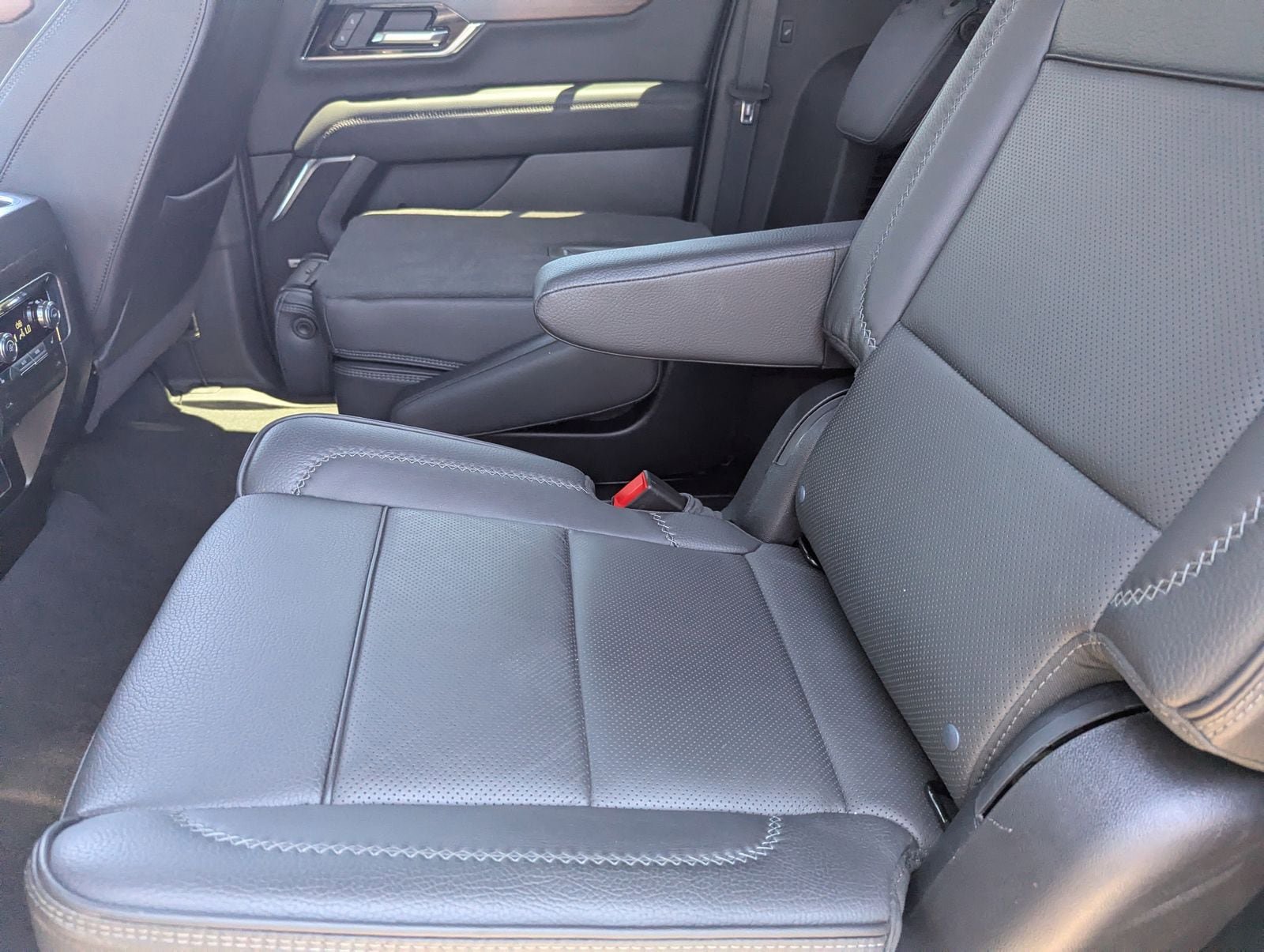 Used 2025 GMC Yukon XL Denali AWD/4WD image 16