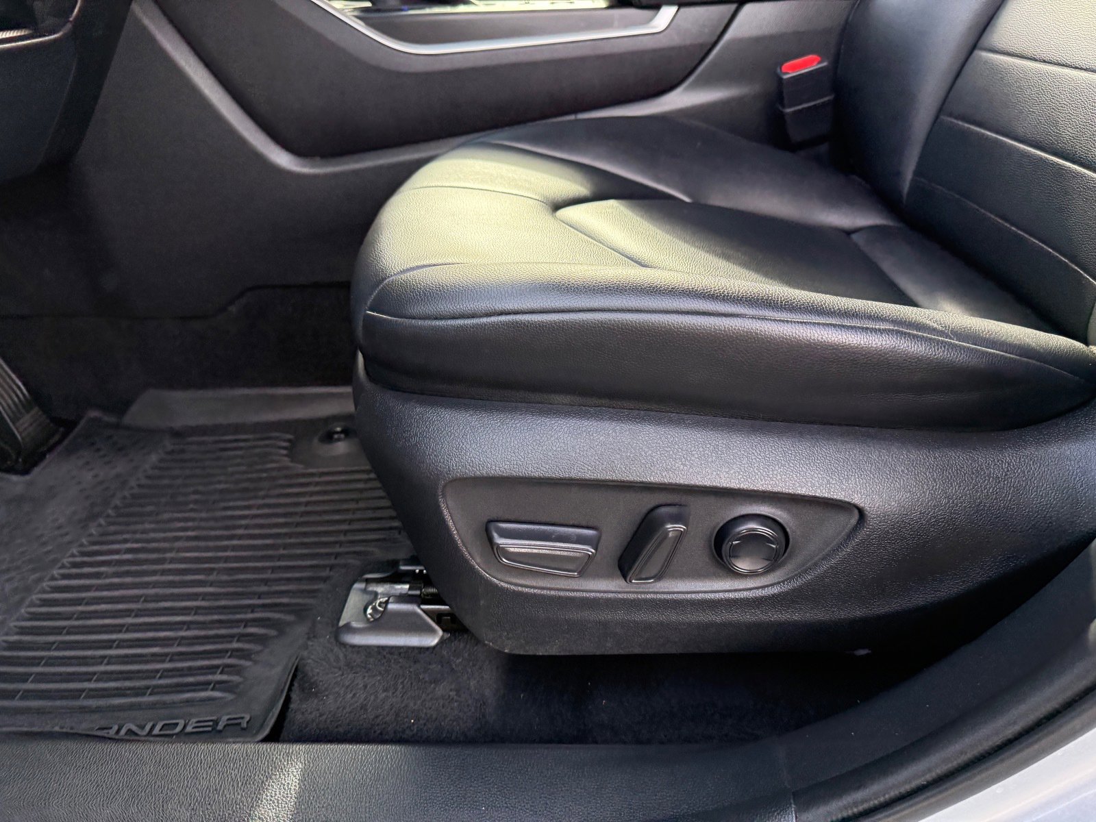 Used 2021 Toyota Highlander XLE image 22