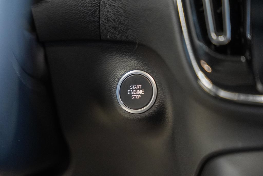 Used 2023 Volvo XC40 B5 Plus w/ Driver Assist Package AWD/4WD image 28