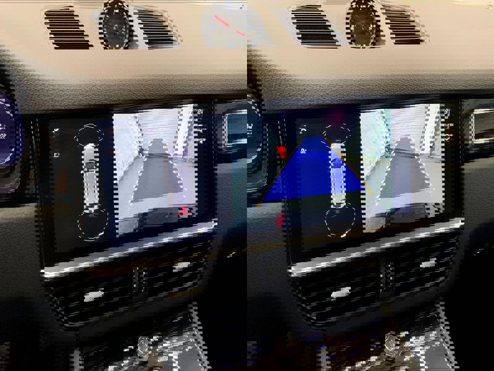 Used 2023 Porsche Cayenne Platinum Edition image 26