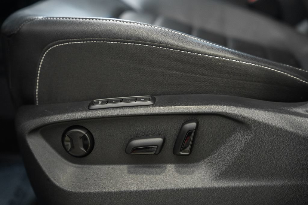 Used 2025 Volkswagen Atlas SEL AWD/4WD image 28