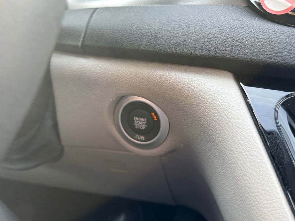 Used 2023 Chrysler Pacifica Touring-L image 28